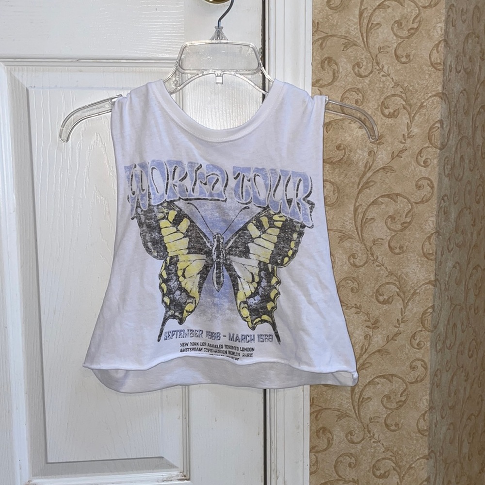 Cute cropped muscle tank with butterfly !